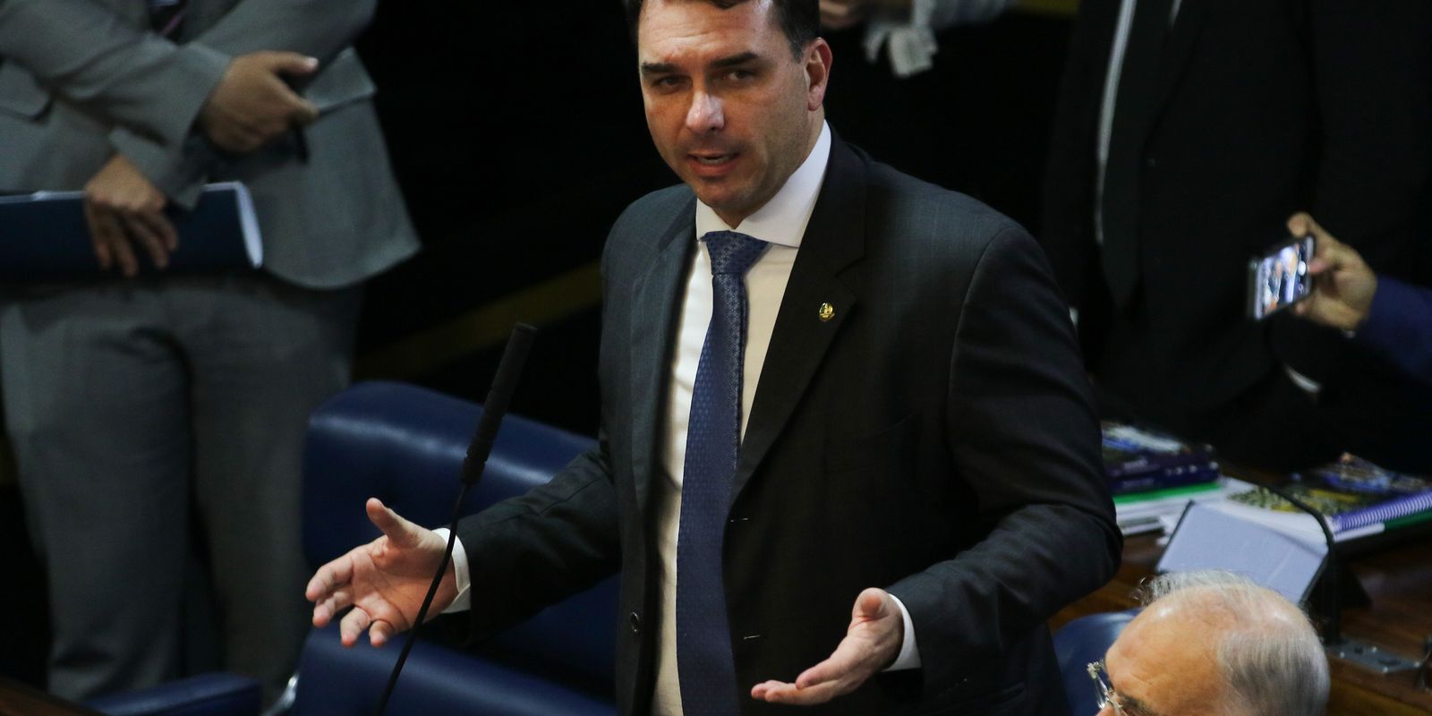 Caso do filme Dark Horse: defesa de Flávio Bolsonaro tenta mudar relator no STF
