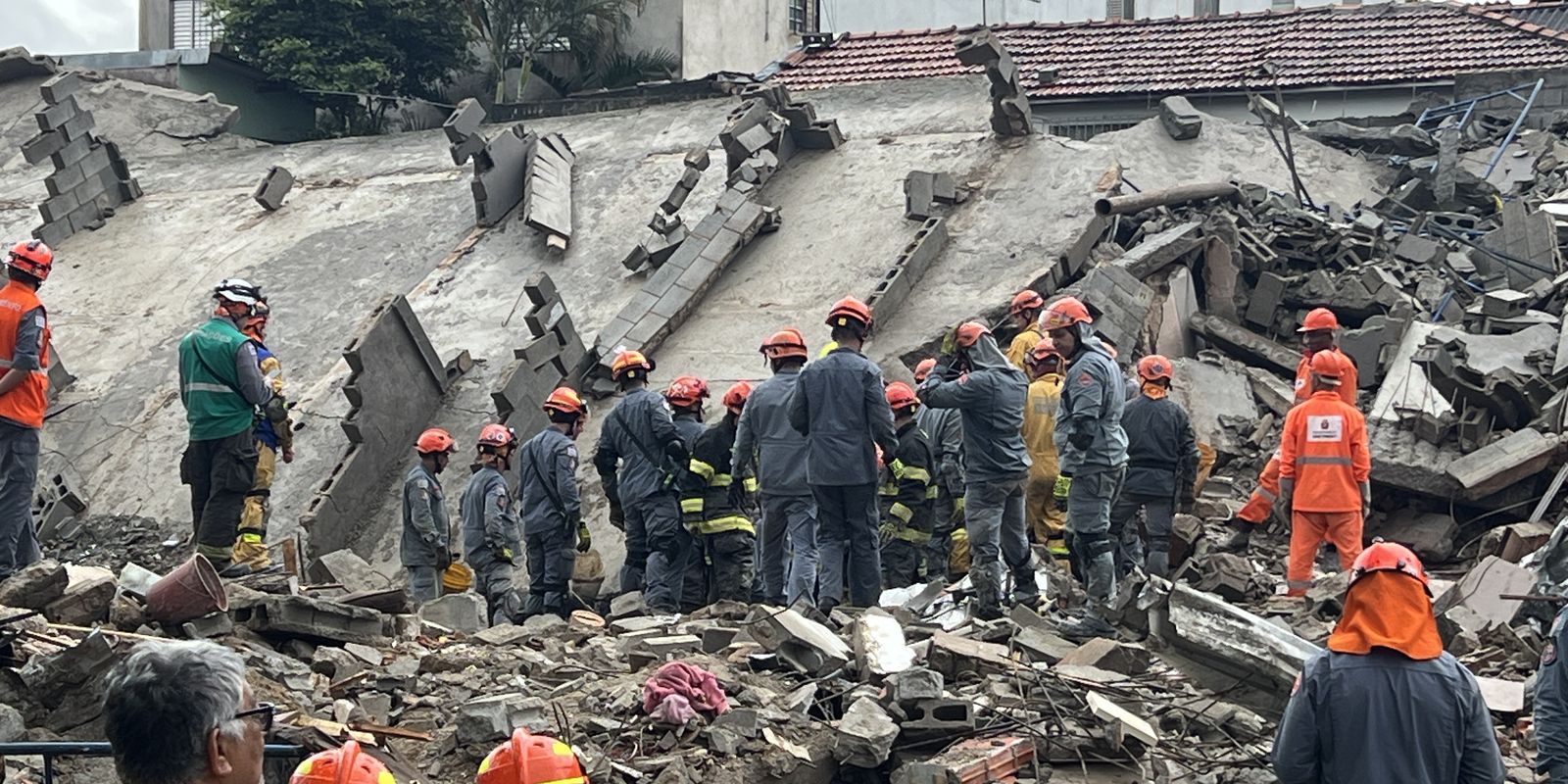 Desabamento de prédio deixa dois mortos na Penha, em São Paulo