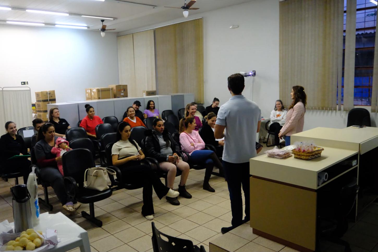 Encontro mensal orienta gestantes sobre cuidados durante a gravidez e preparação para o parto