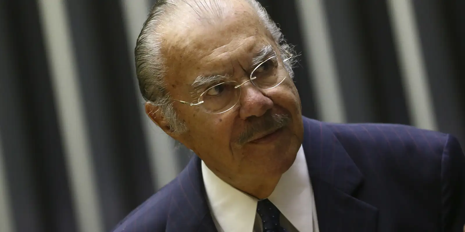 Ex-presidente José Sarney permanece internado em hospital em São Paulo