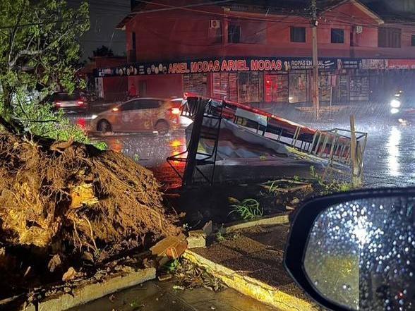 Forte temporal deixa estragos em Guaíra e mais da metade da cidade sem luz