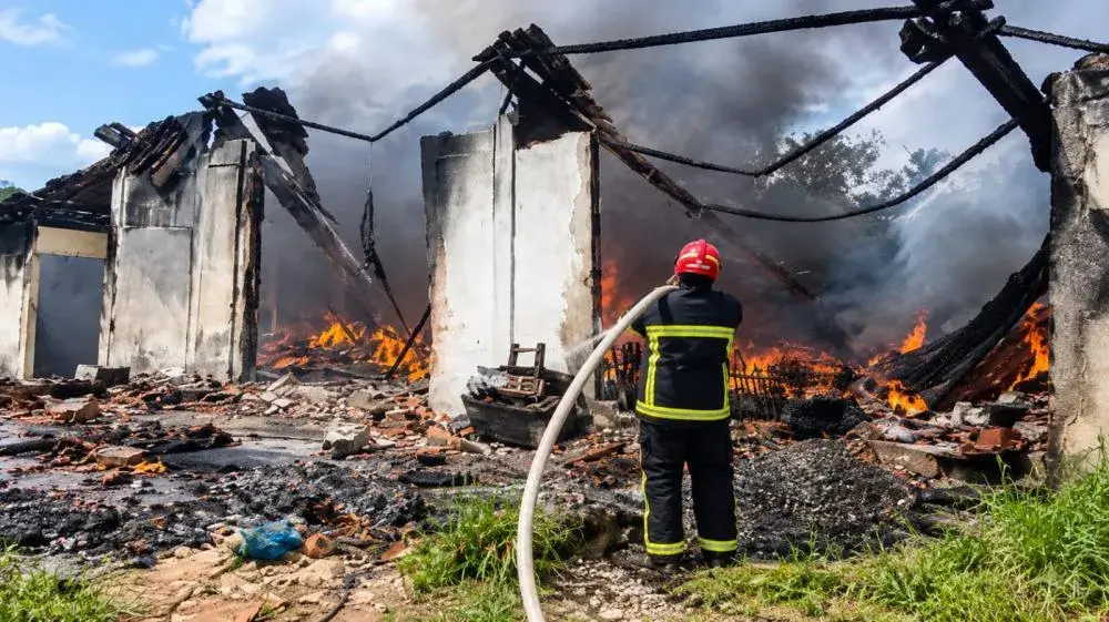 Incêndio de grandes proporções destrói barracão de recicláveis e mobiliza equipes em Francisco Alves