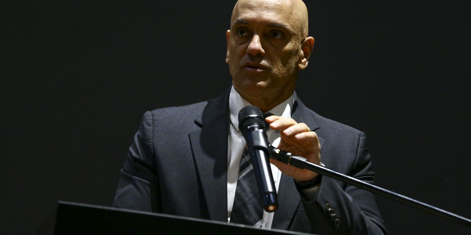 Alexandre de Moraes chama de ilegal investigação conduzida por André Mendonça