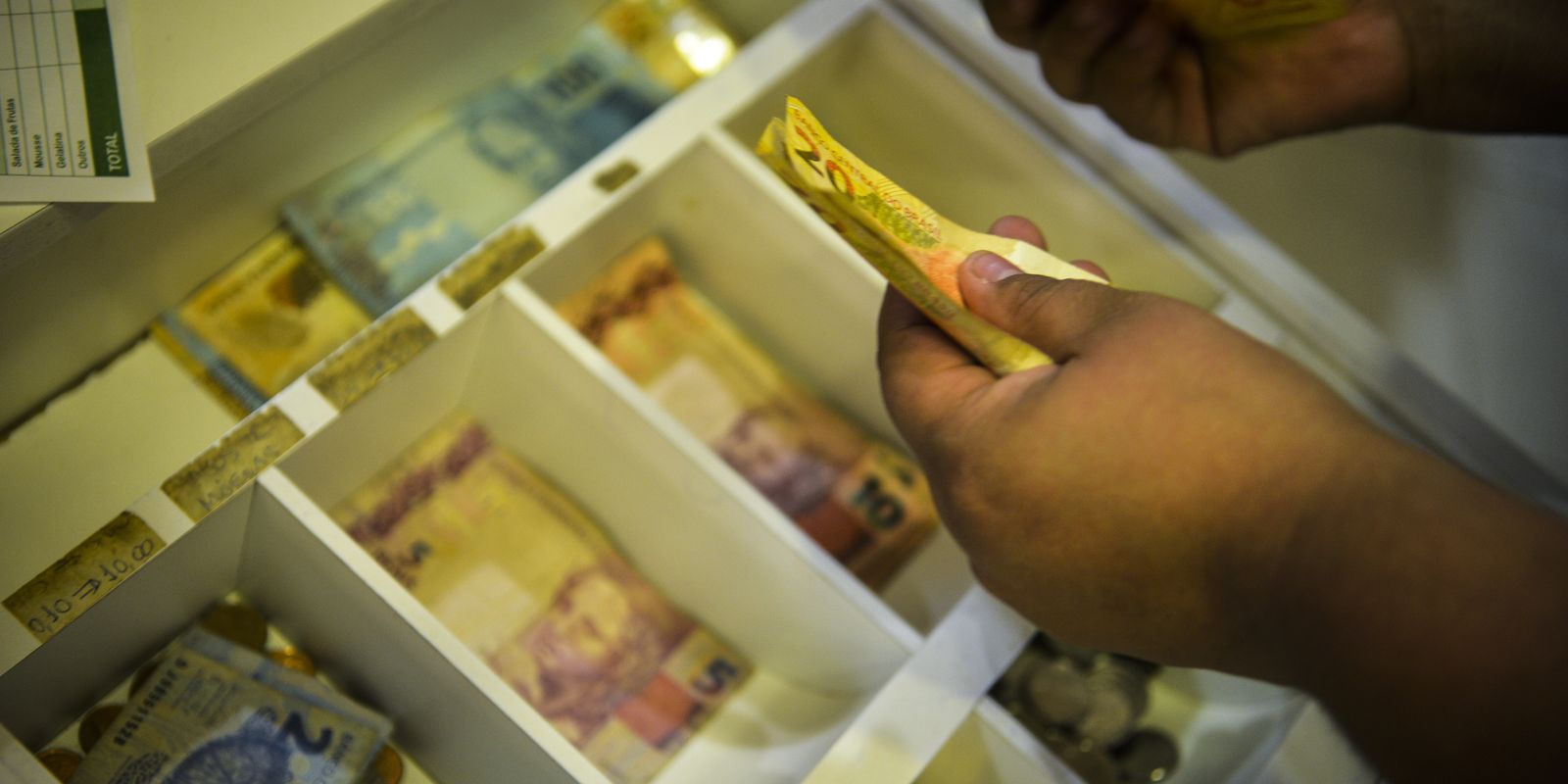 Inflação do INPC registra variação negativa em agosto e acumula 3,98% em 12 meses