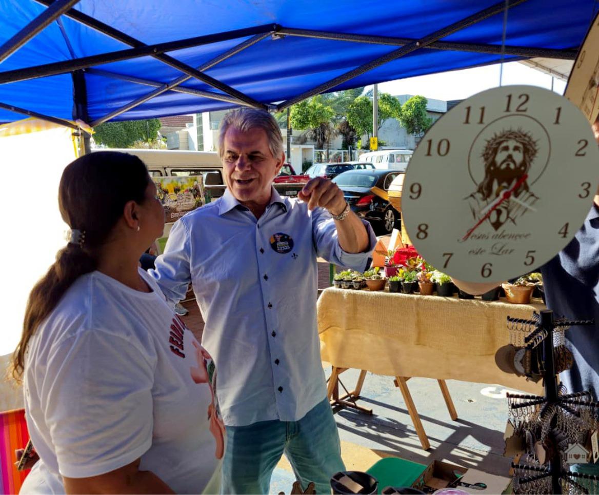 Luiz Ernesto visita Feira do Produtor de Guaíra e conversa com feirantes sobre demandas do setor