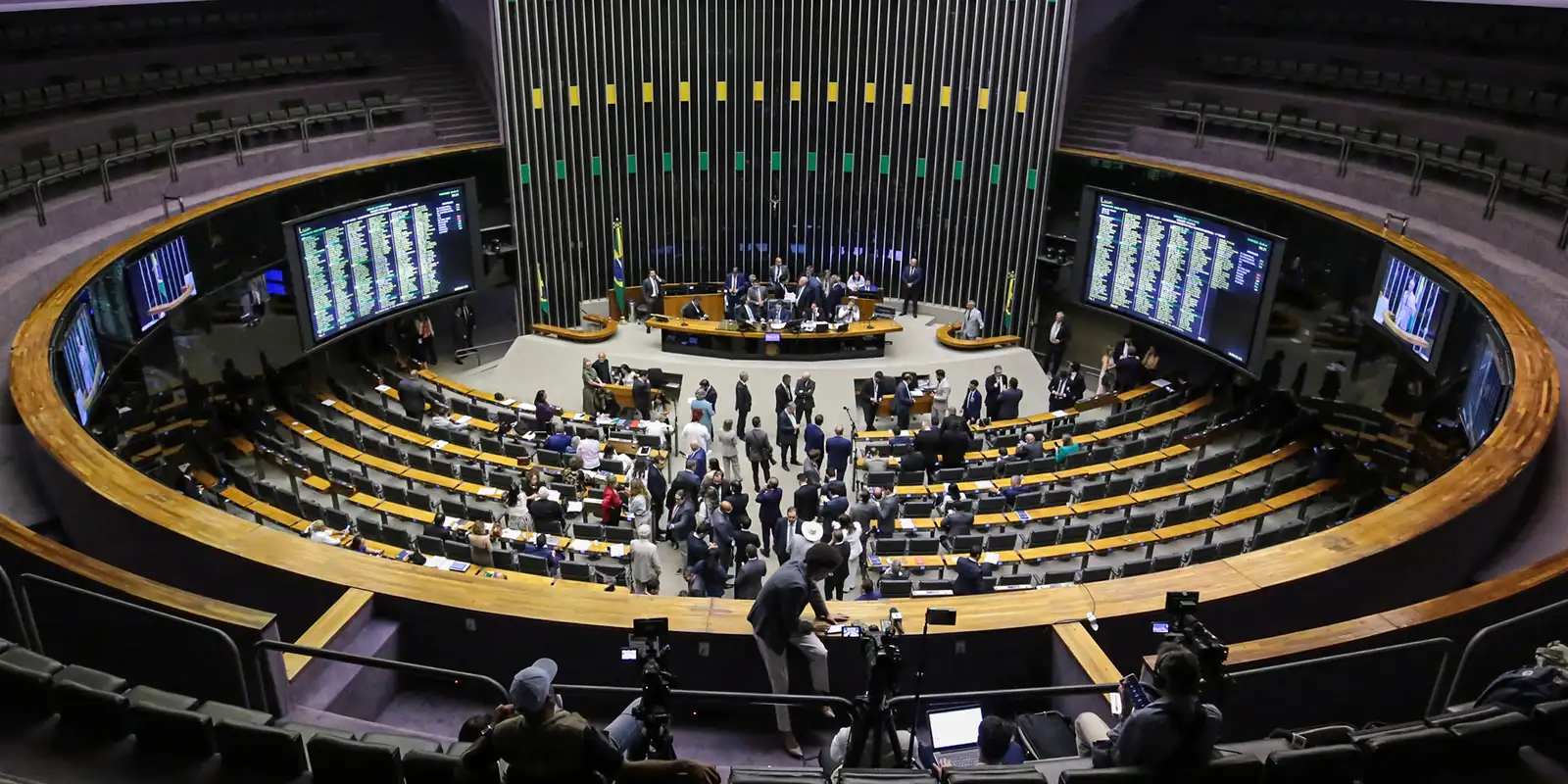 Câmara aprova isenção para compras de até 50 dólares na MP da taxa das blusinhas