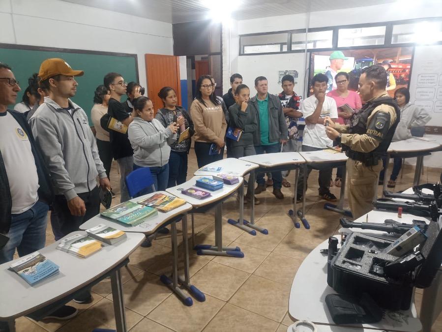 Patrulha Rural participa do Escola Aberta no Colégio Carlos Gomes em Terra Roxa