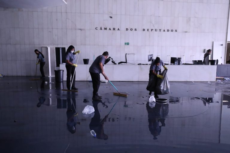 Projeto de lei amplia para 30 por cento reserva de vagas para mulheres em contratos públicos