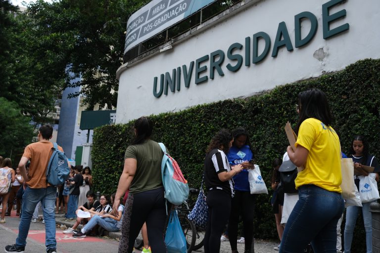 Projeto de lei na Câmara propõe o fim do vestibular em universidades públicas