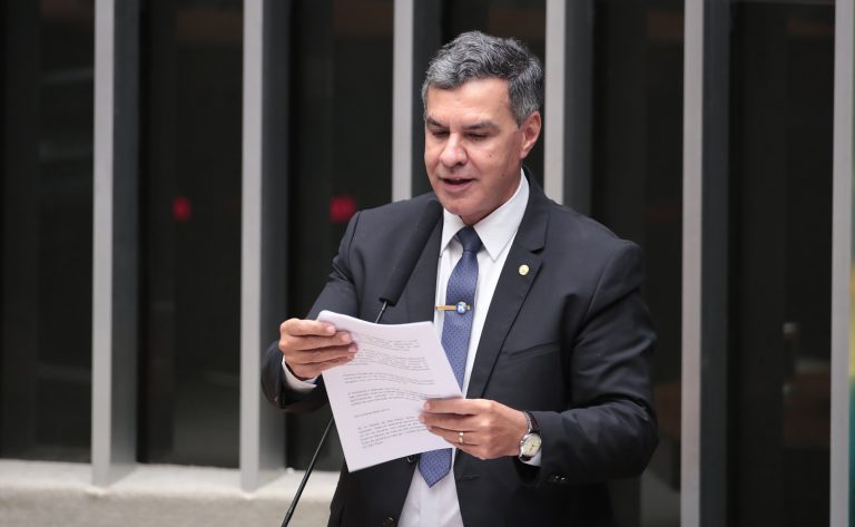 Projeto na Câmara propõe limite para rolagem infinita em redes sociais