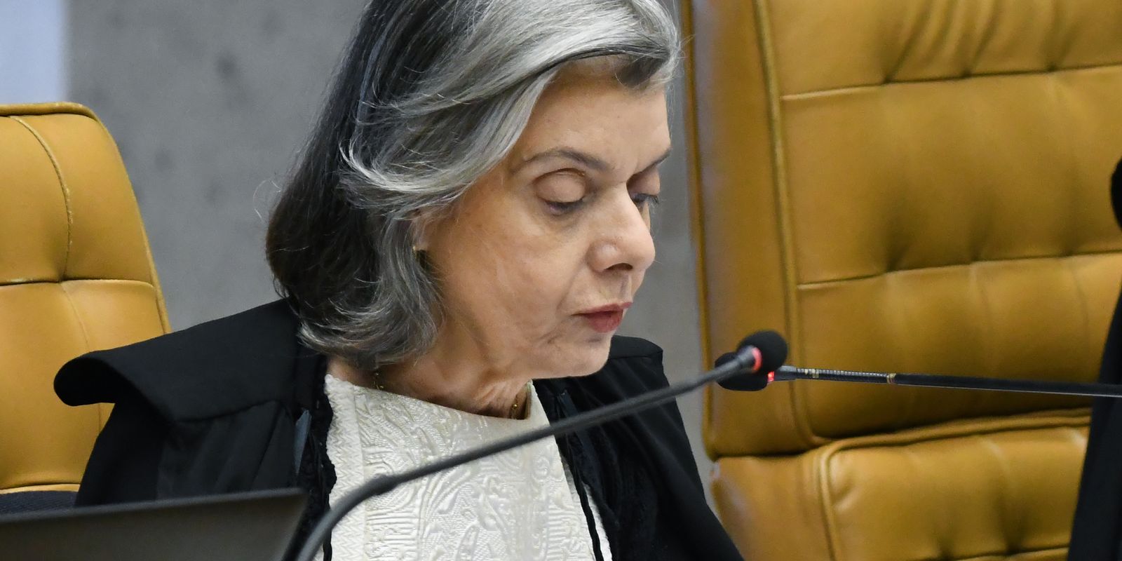 Cármen Lúcia critica crise e pedido de vista suspende julgamento no STF