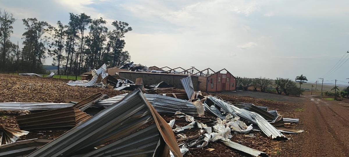 Ventos fortes causam destruição na comunidade Cinco de Outubro, em Maripá