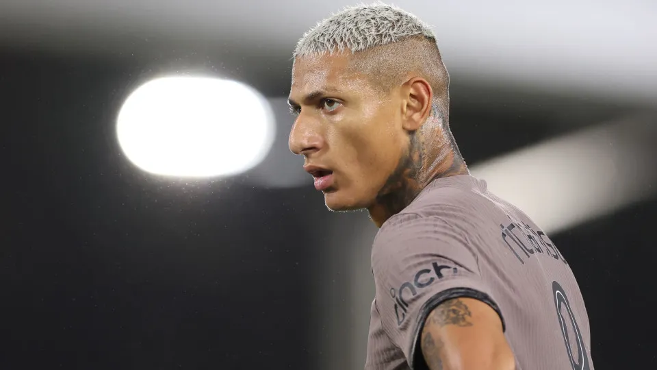 Richarlison publica imagem gerada por IA com o rosto de Lula em sua tatuagem