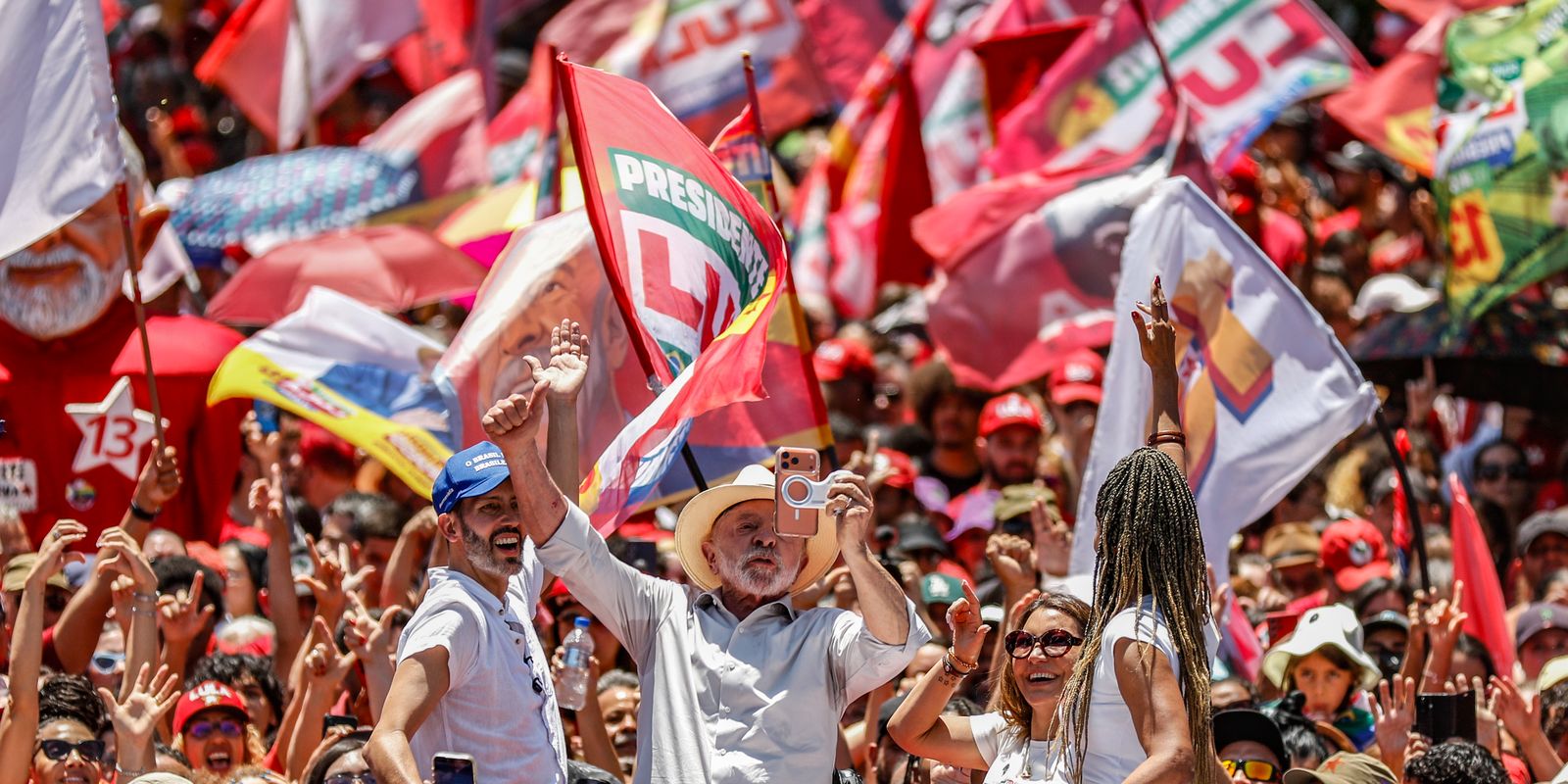 Lula defende fim da escala 6x1 e critica adversários em comício no DF
