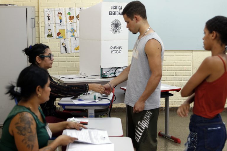 Brasileiros voltam às urnas no segundo turno das eleições neste domingo