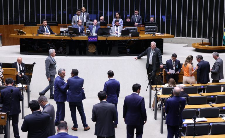 Câmara aprova MP que amplia indenização para servidores em áreas de fronteira