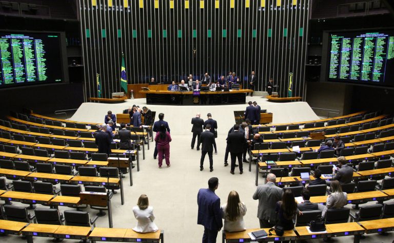 Câmara dos deputados analisa nova resolução bancária e penas para drones em presídios