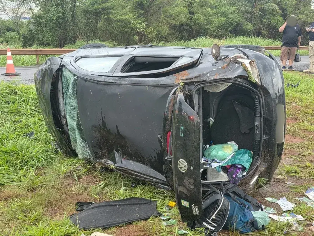 Capotamento na BR-163 deixa três pessoas gravemente feridas em Toledo
