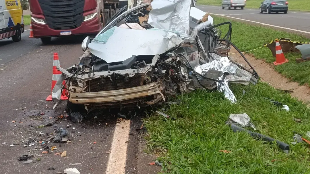 Colisão entre Corolla e carreta deixa duas pessoas mortas em Toledo