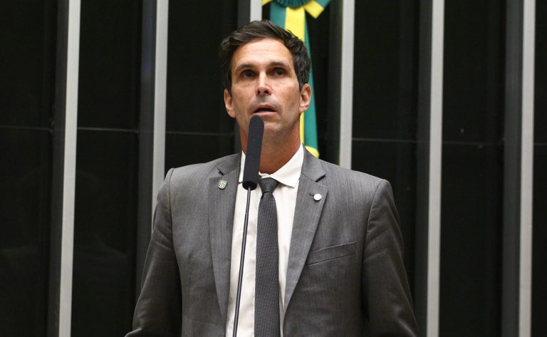 Comissão aprova projeto de lei que proíbe demissão de jovens atletas