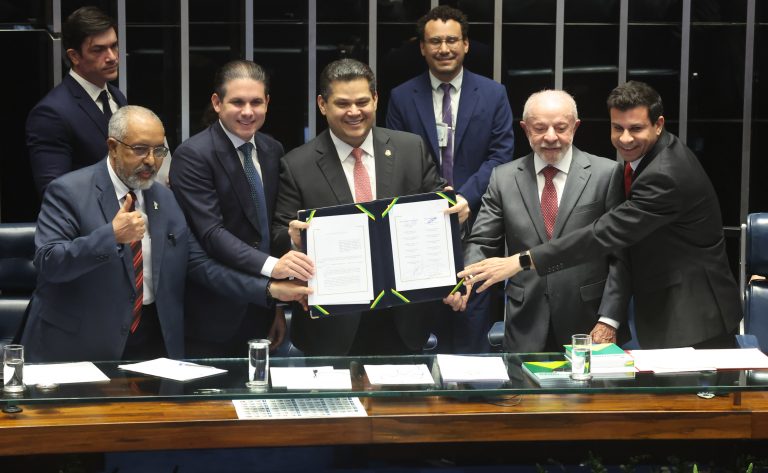 Congresso promulga emenda que encerra a escala 6x1 e fixa teto de 40 horas