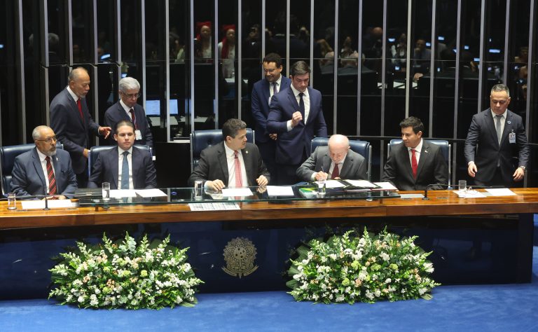 Congresso promulga fim da escala 6x1 e nova regra de aposentadoria