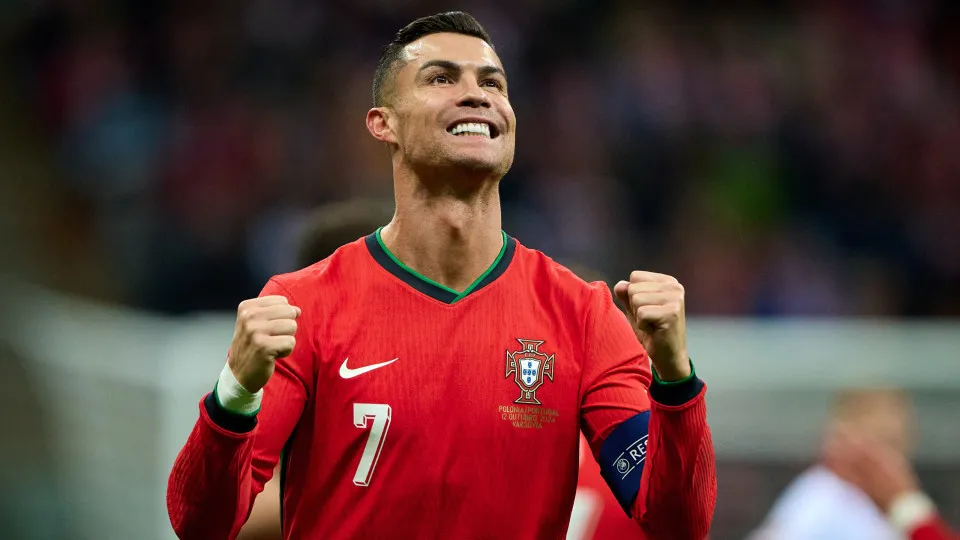 Cristiano Ronaldo vence votação e é eleito o melhor Bola de Ouro da história