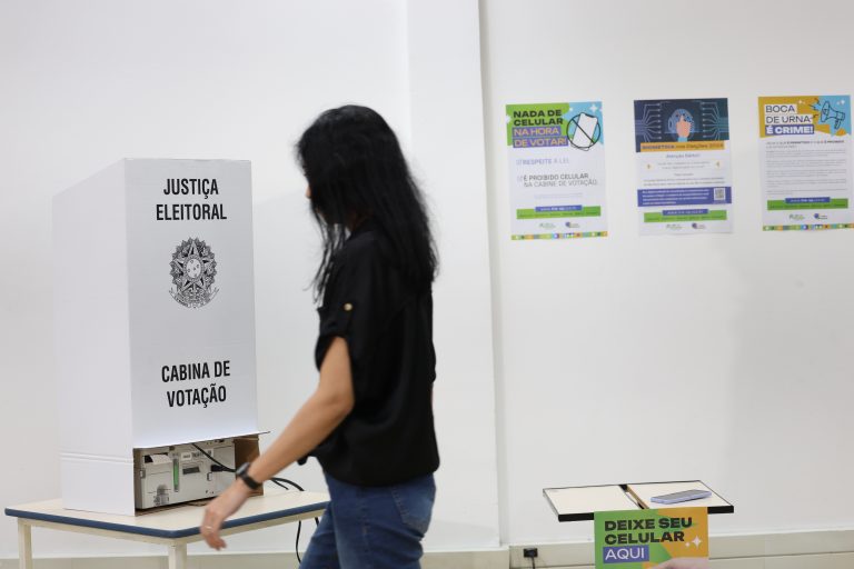 Como funciona a urna eletrônica: veja a ordem de votação em 2026