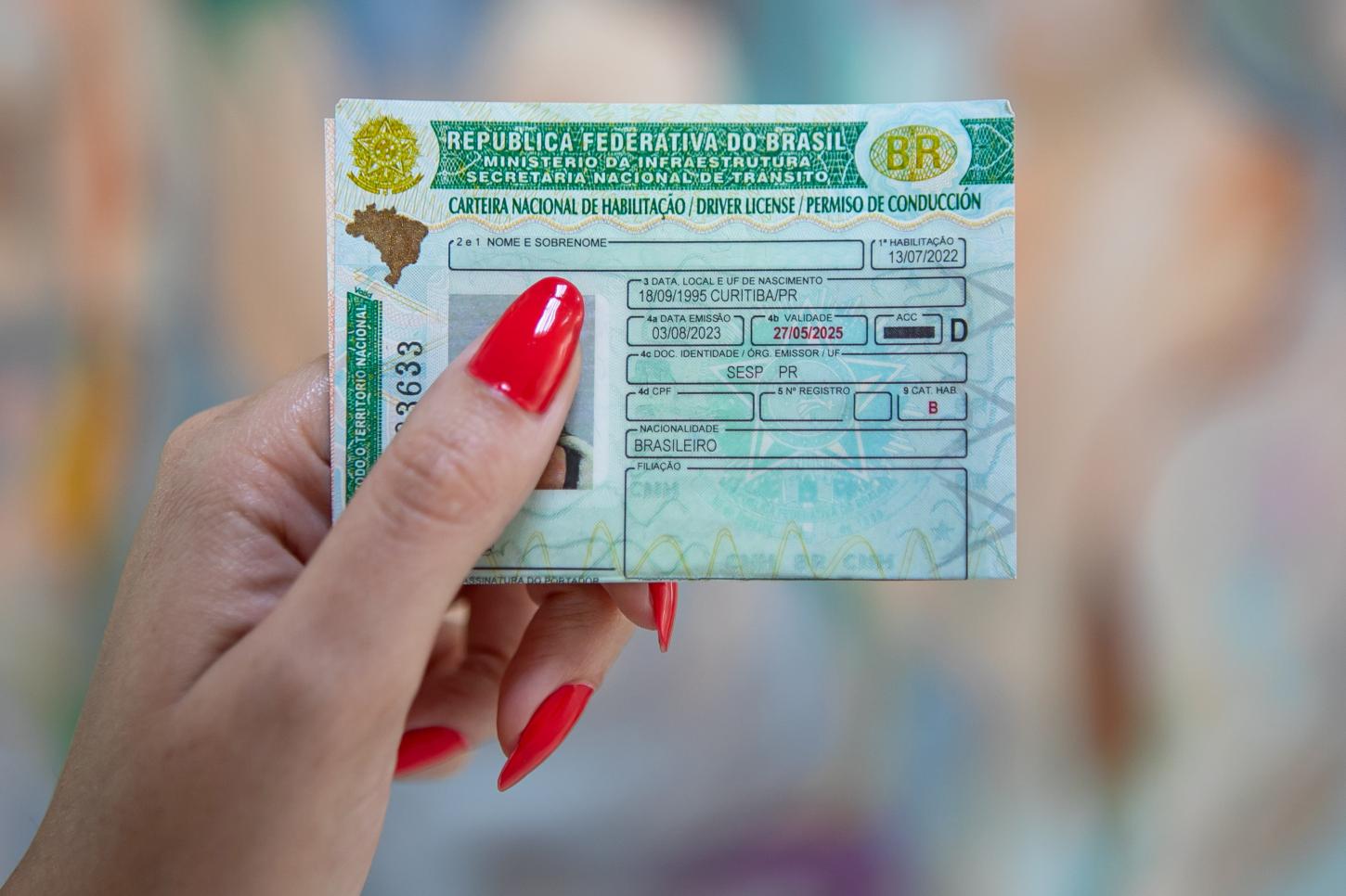 Exame toxicológico passa a ser exigido para primeira CNH de carros e motos no Paraná