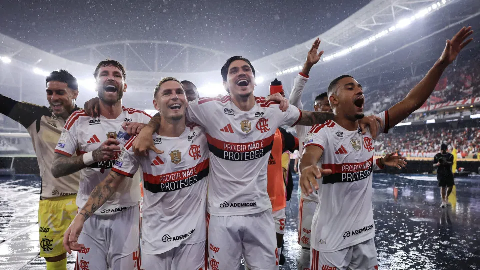 Flamengo goleia o Vasco por 4 a 1 no Campeonato Brasileiro e amplia liderança
