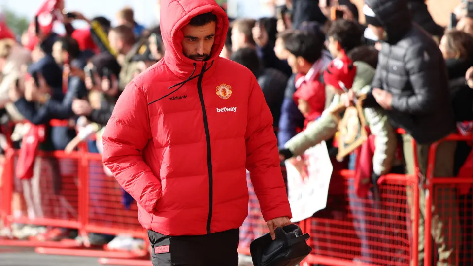 Bruno Fernandes é criticado por Gary Neville após crise no Manchester United