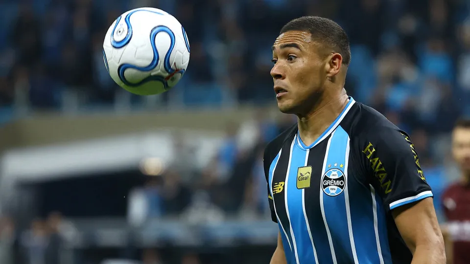 Grêmio no Brasileirão vence o Coritiba no fim e ganha fôlego na luta contra o Z4