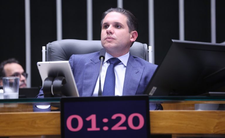 Hugo Motta comemora aval do Senado para o fim da escala 6x1