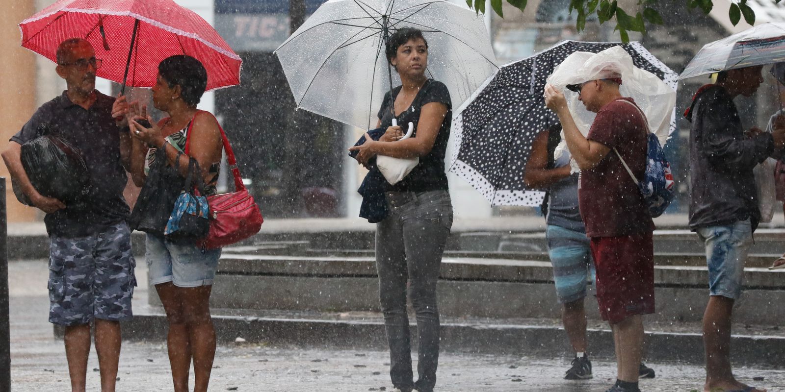 Inmet emite alerta para chuvas intensas em três regiões do Brasil