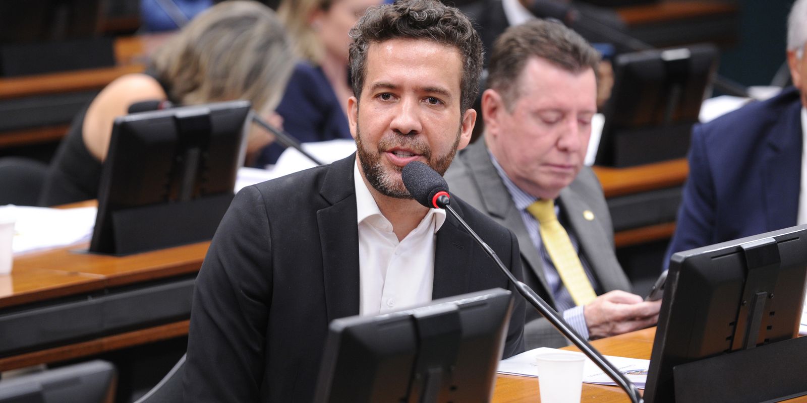 Janones denuncia censura após decisão do TSE que suspendeu grupo no WhatsApp