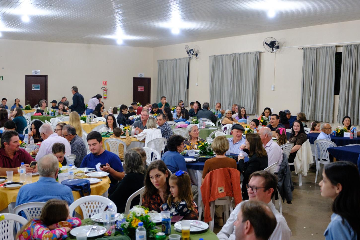 Jantar dançante reúne 350 pessoas e fortalece a Comunidade Nossa Senhora de Fátima em Palotina