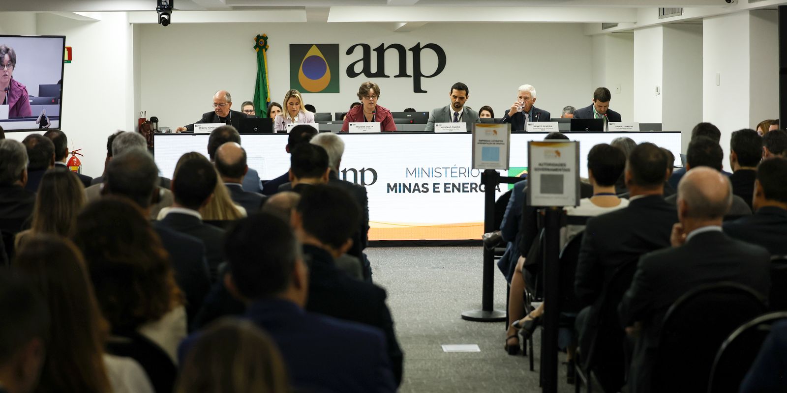 Leilão da ANP arrecada R$ 3 bilhões com concessão de blocos de petróleo