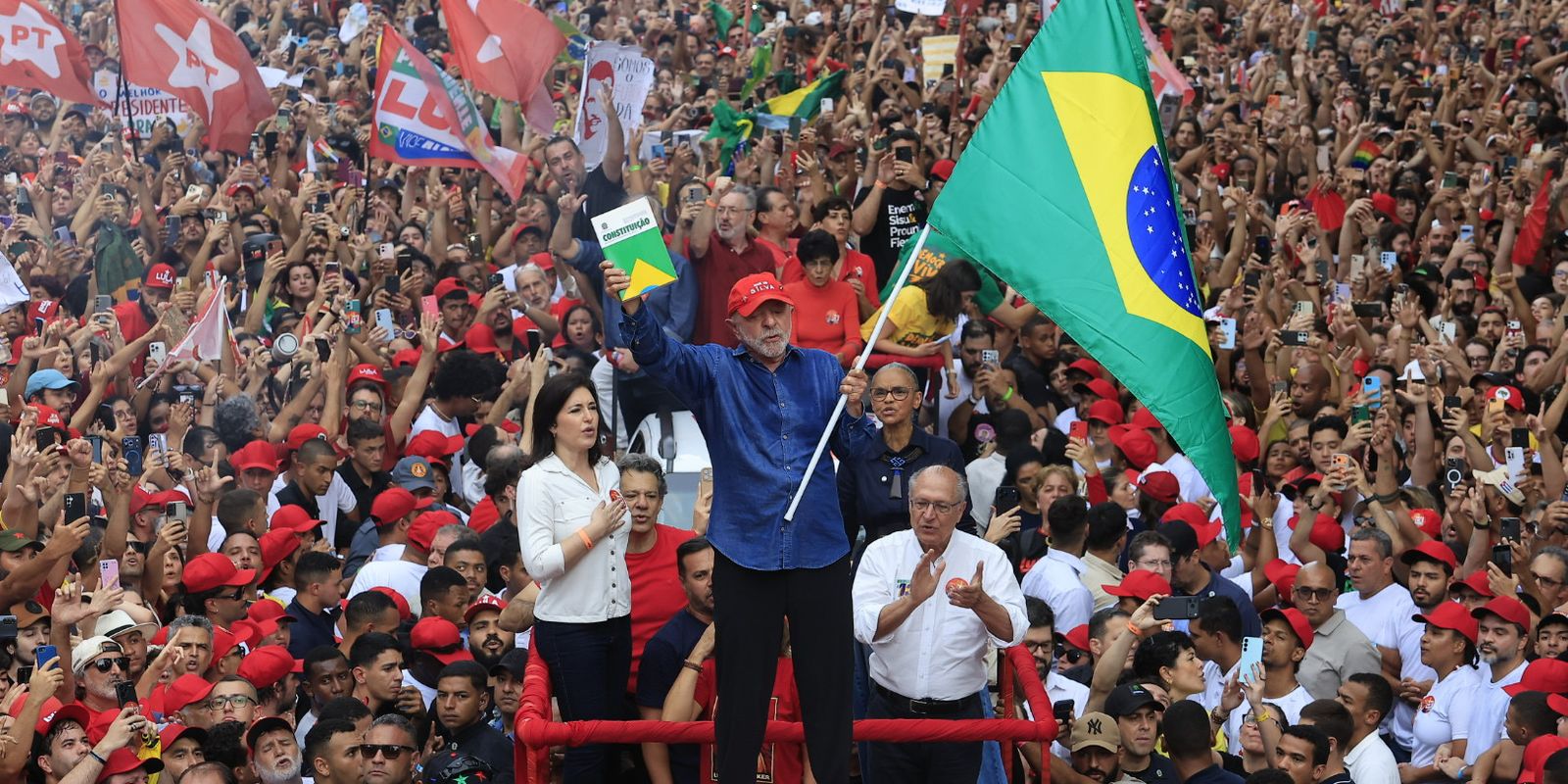 Lula é reeleito presidente do Brasil em disputa acirrada