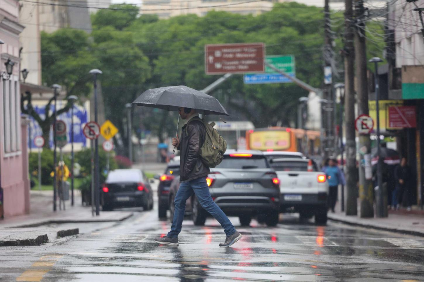 Massa de ar polar perde força e chuvas voltam ao Paraná quarta-feira, prevê o Simepar