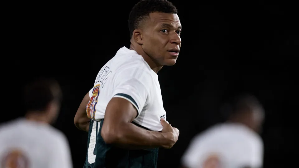 Mbappé brilha e Real Madrid derruba invencibilidade do Barcelona no Espanhol