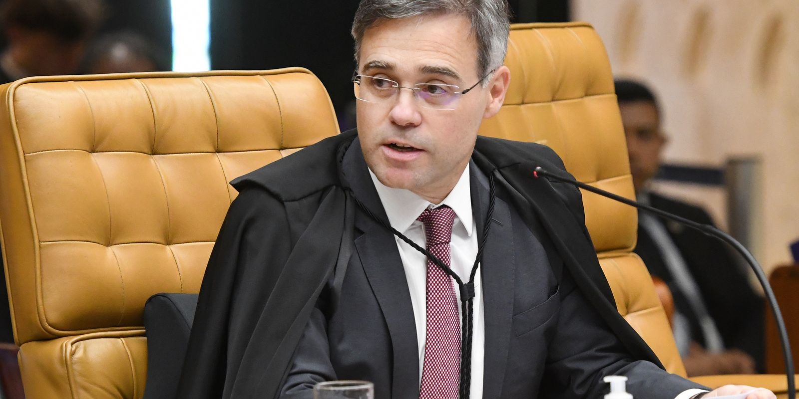 André Mendonça ordena retirada de vídeo contra Flávio Bolsonaro em nova decisão do TSE