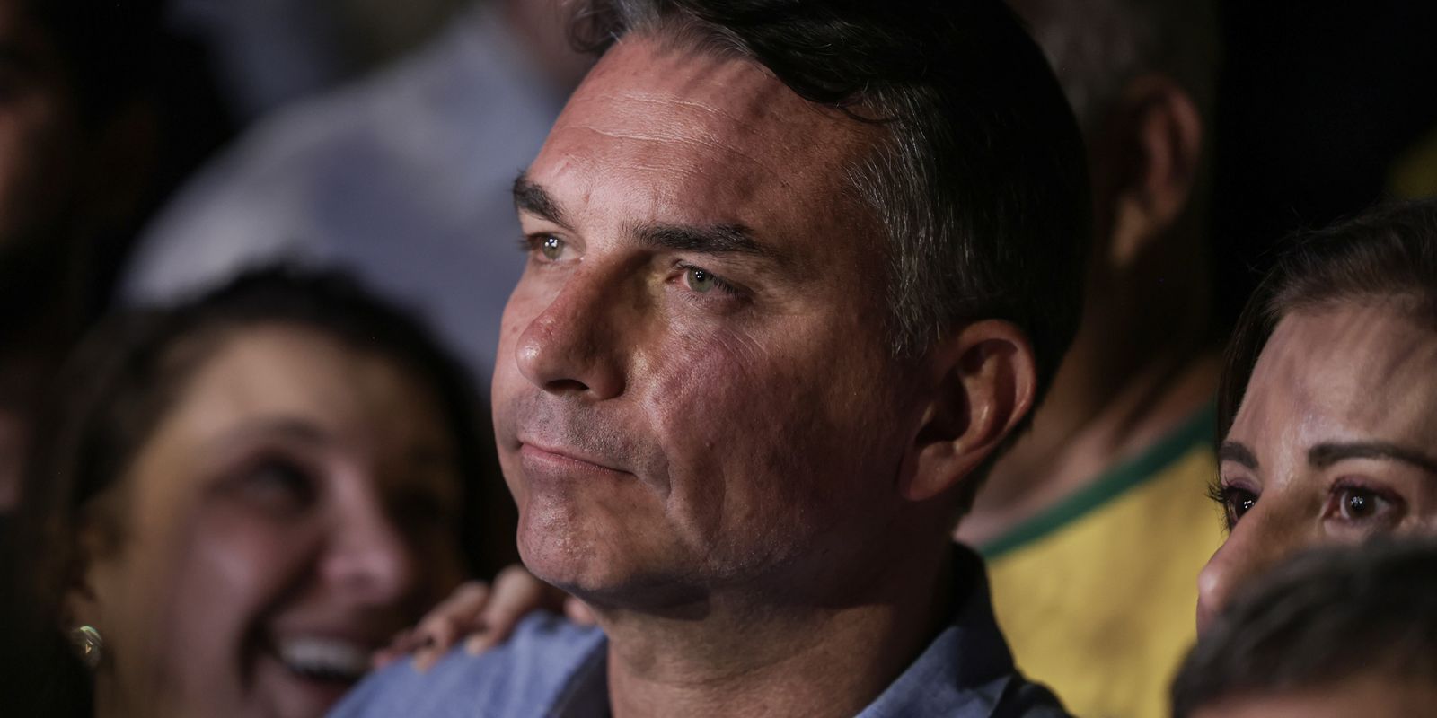 André Mendonça multa Flávio Bolsonaro por propaganda negativa