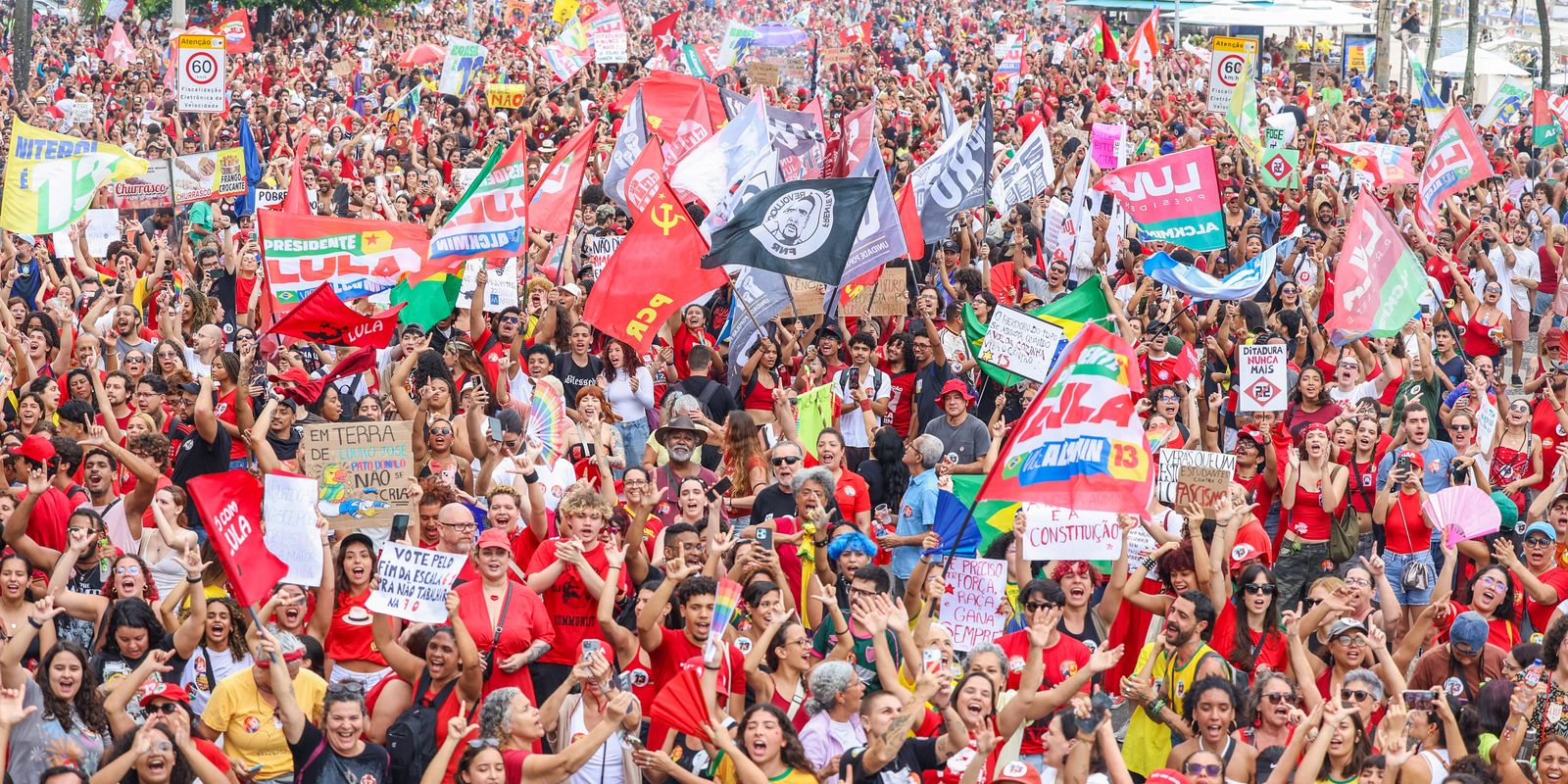 Ato em Copacabana reúne milhares em apoio à democracia e reeleição de Lula