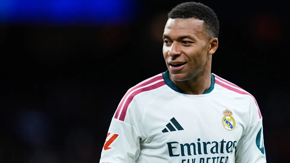 Kylian Mbappé virou um saco de pancada na China, aponta Christophe Dugarry