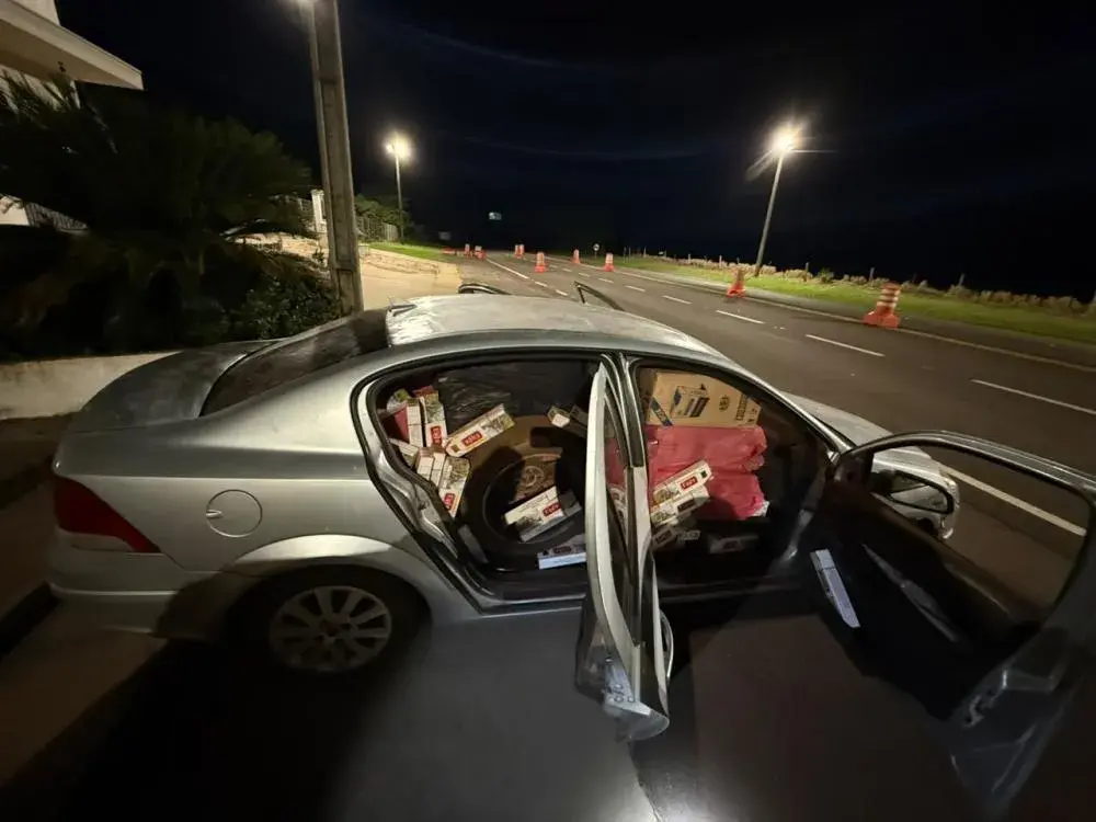 Motorista foge de abordagem policial e abandona carro carregado com mil pacotes de cigarros em Iporã
