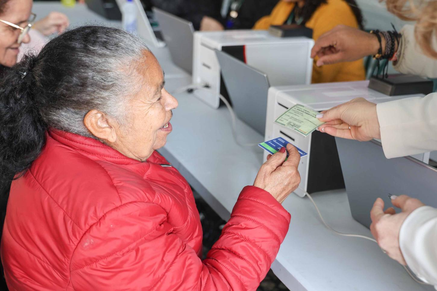 Paraná ultrapassa 115 mil carteiras emitidas para pessoas idosas