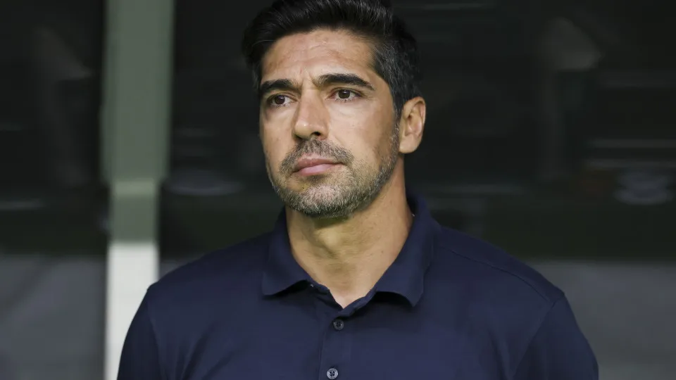 Palmeiras enfrenta o Santos na Vila Belmiro com mudanças no ataque