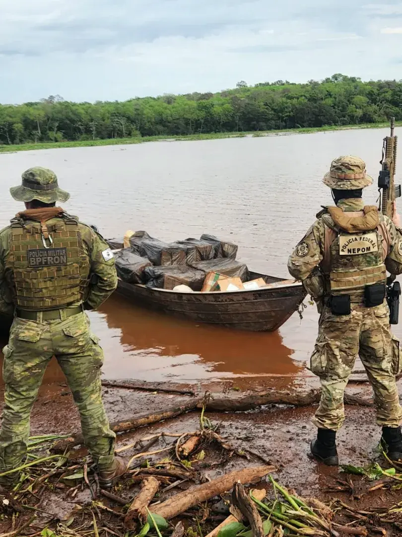 PF e BPFron apreendem barco com cigarros e agrotóxicos contrabandeados em Guaíra