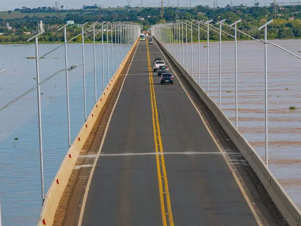 Ponte Ayrton Senna recebe novos postes com energia solar em Guaíra