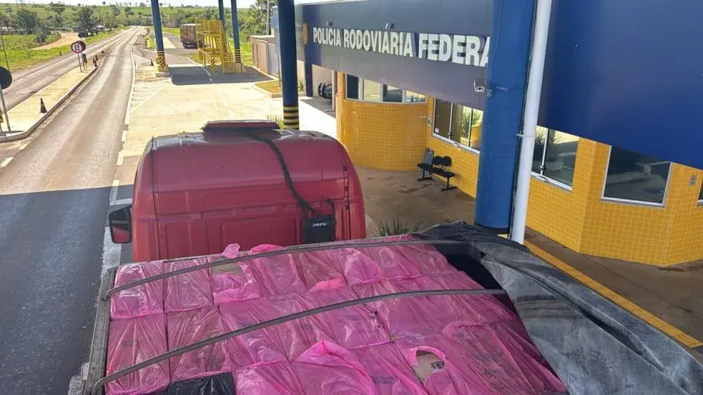 PRF apreende 600 mil maços de cigarros contrabandeados em carreta no Paraná